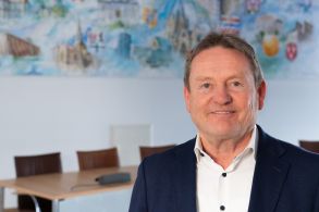 Staatlicher Schutzauftrag mit Fingerspitzengefühl: Kreisjugendamtsleiter Günther Uhrmeister und sein Team haben das Kindeswohl im Blick. © Kreis Paderborn, Magnus Brüseke